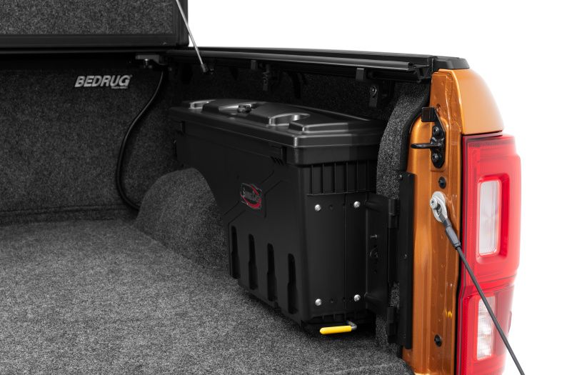 NOVISauto CARRYBOY Werkzeugbox Staubox Toolbox schwenkbar für Pickup Ladefläche RAM1500 Classic DS platzsparend am Radkasten verbaut