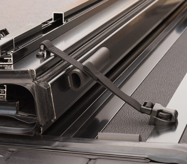 Modell G2 sicher befestigen - integriertes Gurtschnallen-System