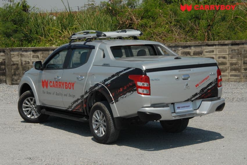 CARRYBOY Laderaumabdeckung R-795 mit Stylingbügel Mitsubishi L200_Fiat Fullback Heckansicht CARRYBOY Laderaumabdeckung R-795 mit Stylingbügel Mitsubishi L200_Fiat Fullback Heckansicht