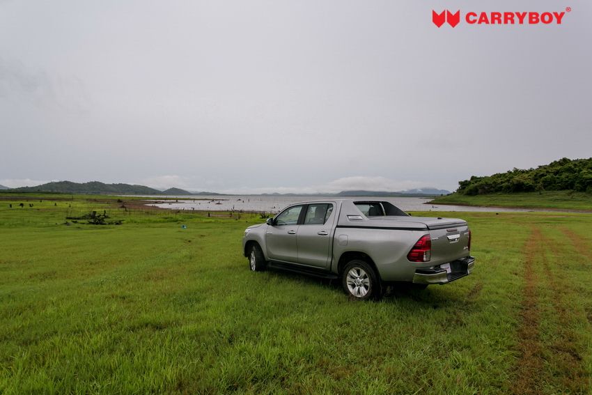CARRYBOY Laderaumabdeckung R-795 mit Stylingbügel Hilux 16+ lackiert in Wagenfarbe CARRYBOY Laderaumabdeckung R-795 mit Stylingbügel Hilux 16+ lackiert in Wagenfarbe